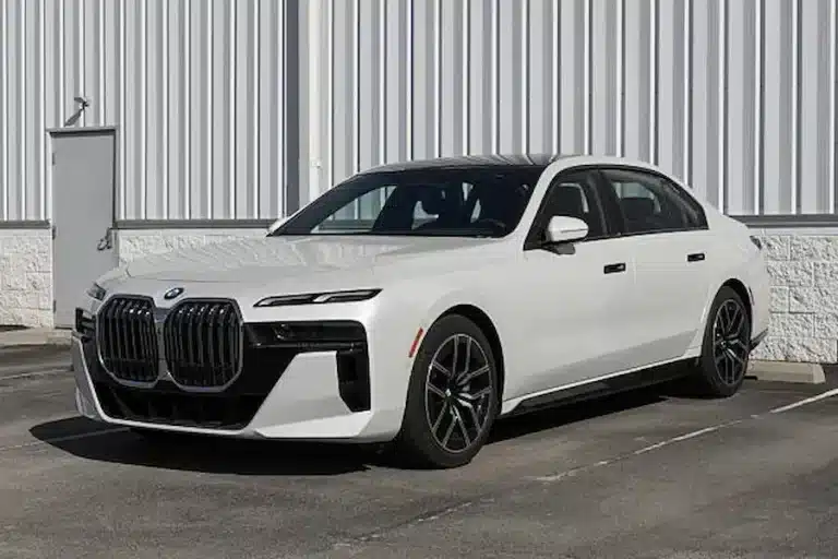 استئجار بي ام دبليو 740i 2024 في دبي